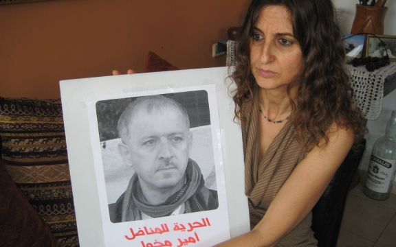 Janan Abdu toont een foto van haar man Ameer Makhoul. Hij is mensenrechtenactivist. Na een verhoor onder folteringen werd hij veroordeeld tot negen jaar wegens wegens 'spionage voor Hezbollah'
