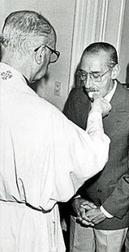 Bergoglio bénissant le dictateur Argentin Videla