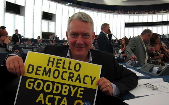 Europees parlementair Christian Engström van de Zweedse Pirate Party krijgt het Europees Parlement zo ver het ACTA-verdrag weg te stemmen