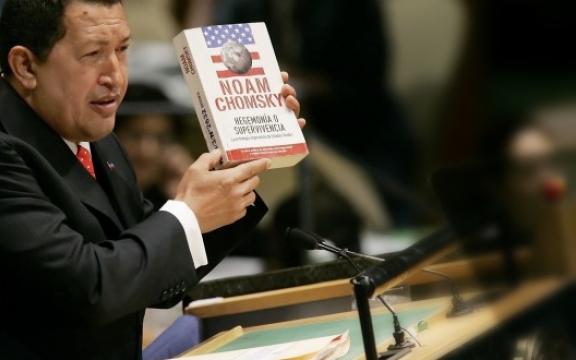 President Hugo Chavez toont de Spaanse versie van het boek van Noam Chomsky 'Hegemony or Survival' op de Algemene Vergadering van de VN in 2006