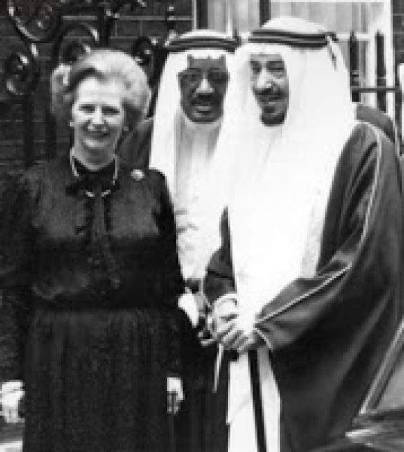 Ooit door Groot-Brittannië op de troon gezet is de Saoedi-dynastie, nog altijd aan de macht in Saoedi-Arabië. In dit middeleeuwse horrorparadijs worden onthoofdingen en afhakkingen nog in het openbaar gepleegd. In 1987 werd de Al Yamamah-wapendeal getekend met Londen, tot stand gekomen na persoonlijke lobbying van Thatcher bij de Saoedische koning. Voor het Britse wapenbedrijf British Aerospace was het de grootste deal ooit met een waarde van 97 miljard euro, waaronder Tornado, Typhoon en Hawk gevechtsvliegtuigen.