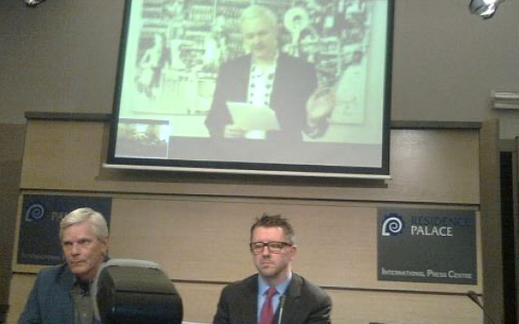 Persconferentie WikiLeaks in Brussel op 27 november 2012 met Julian Assange via skype