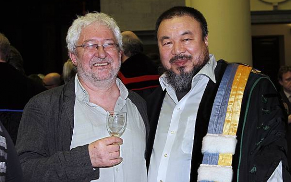 Ruddy Doom feliciteert Chinees kunstenaar Ai Weiwei met zijn eredoctoraat op 19 maart 2010