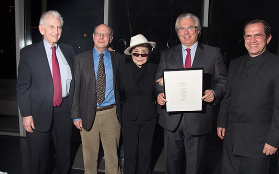 Yoko Ono reikt de prijs uit in New York in aanwezigheid (van links naar rechts) Daniël Ellsberg, Michael Ratner, Baltazar Garzón en Ricardo Patino