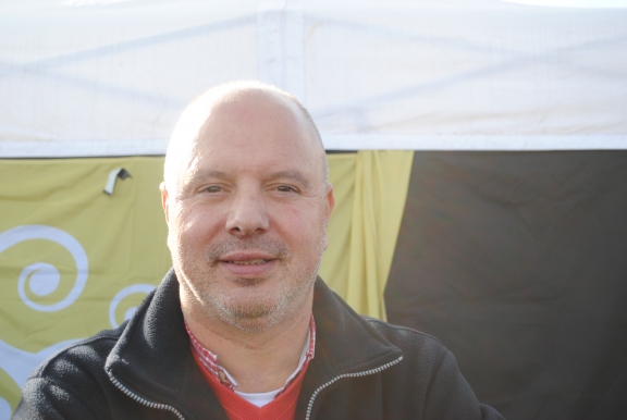 Antonio, 48 jaar, werkt 27 jaar als puntlasser “Ik voelde de sluiting al aankomen: wat kapot was werd niet meer vervangen, er was geen onderhoud aan de machines meer zoals vroeger. Er werden wel al opleidingen gegeven voor het nieuwe Mondeo-model maar dat was puur voor de schijn. Mijn vader werkte hier nog in de mijn van Winterslag, hij heeft de sluiting van de mijnen in Limburg meegemaakt en weet dus hoe het is. Ik heb weinig vertrouwen in de rol van de overheid, ik geloof niet in de politiek, die wisten het op voorhand en zijn niet eerlijk geweest. Ik voorzie een ramp in Limburg: ook de supermarkten, bakkers, café's, garages gaan het voelen”.