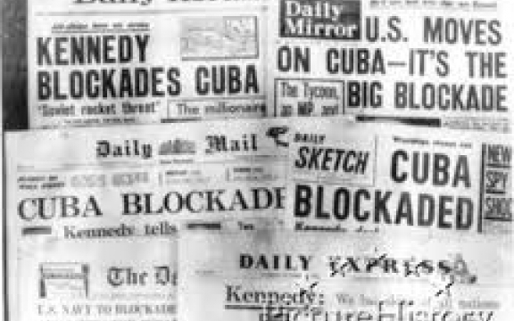 De eenstemmigheid van de media over de crisis in Cuba in 1962 is een kopie van de hedendaagse berichtgeving over Irak, Afghanistan, Lybië, Iran, China ...