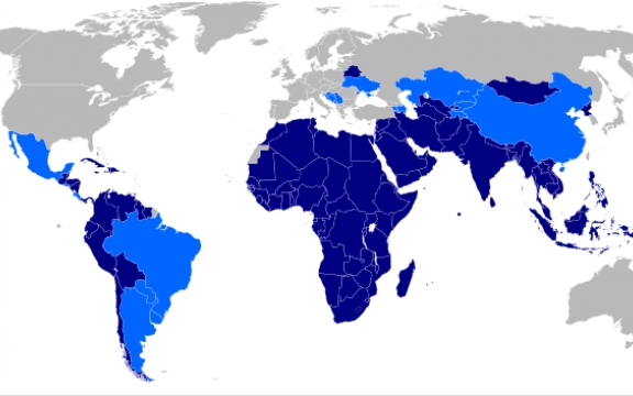 De westerse massamedia hebben het om de haverklap over 'de internationale gemeenschap', dit en dat. Meestal bedoelen ze daar de westerse landen mee, 'those that matter'. Dat de wereldgemeenschap het meermaals niet eens is met de westerse agenda, zal je niet geweten hebben; (donkerblauw = lidstaten van de beweging van niet-gebonden landen, lichtblauw = landen met waarnemerstatus)