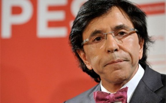 Elio di Rupo, het bewonderenswaardige verhaal van een Italiaans migrantenkind en homoseksueel die het tot eerste minister van zijn land schopt. Zijn regeringsproject is dat iets minder ...