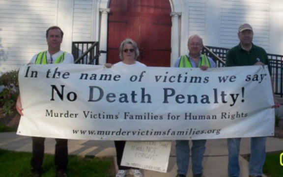 Elizabeth Brancato betoogt in 2005 samen met medestrijders tegen wat de laatste executie in de staat Connecticut is geworden