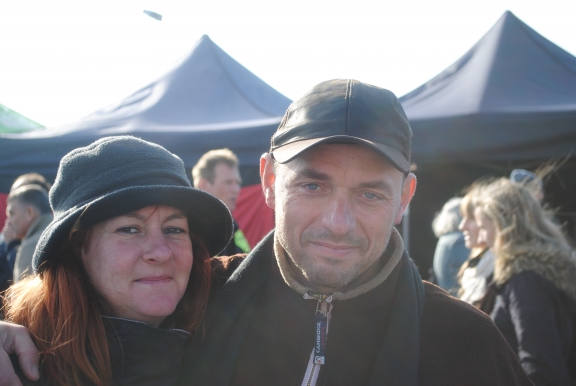 Erwin, 45 jaar, werkte 24 jaar als onderhoudstechnicus “Ik ben niet verrast dat dit gebeurd is, er waren al verschillende tekenen die erop wezen dat het niet goed ging, zoals de machines voor het nieuwe Mondeo-model die teruggestuurd zijn. Ondertussen liepen de opleidingen voor het omgaan met de nieuwe machinerie voor de Mondeo wel door, ik heb die al vier weken gevolgd. Ik heb bij de herstructurering in 2003 besloten om avondschool te gaan volgen omdat ik het niet vertrouwde, en volg nu al vier jaar een hotelopleiding. Maar voorlopig ga ik nergens anders heen voor ik hoor wat ik hier aan sociale compensatie krijg”.