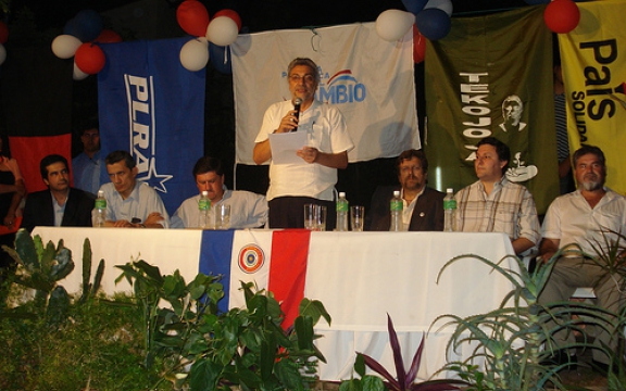 Fernando Lugo tijdens de verkiezingscamapgne in 2007. Links op de foto Federico Franco, de man die hem nu 'opvolgde' met achter hem het banier van de PLRA, zijn partij