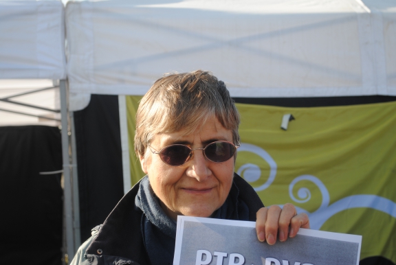 Gertrude, 59 jaar, is al eerder ontslagen bij Ford Genk “Wij zijn hier met de PVDA met een bus naartoe gekomen om onze solidariteit te laten zien. Twee dagen terug is er een bericht rondgestuurd, we hebben in totaal 37 mensen op zo een korte termijn kunnen verzamelen om mee te gaan. Ik heb zelf zeven jaar lang in deze fabriek gewerkt maar ben al eerder ontslagen, tegelijk met 40 anderen. Ik vind dat de werknemers niet opnieuw aan de slag zouden moeten gaan na de economische werkloosheid, maar dat we moeten zorgen voor solidariteit bij andere fabrieken”.