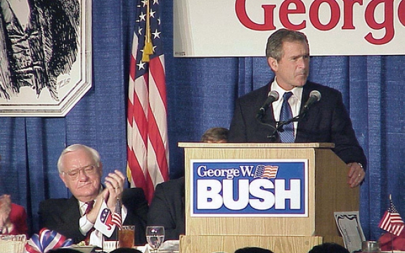 Gouverneur van Texas W. Bush in 2000 op campagne in de staat Illinois met naast hem toenmalig Republikeins gouverneur van Illinois, Ryan. Ze waren niet echt vrienden want Ryan had dat jaar een moratorium ingesteld op de doodstraf in zijn staat. W. Bush daaarentegen had de hoogste score van executies van alle gouverneurs in de geschiedenis van de VS. Zijn opvolger in Texas is Rick Perry, nu eveneens Republikeins kandidaat in 2012.