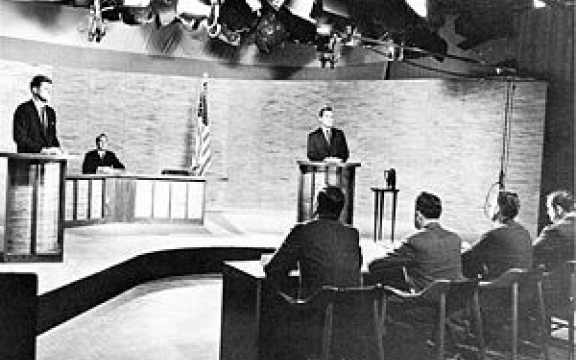 In 1960 verschenen voor het eerst kandidaten voor de presidentsverkiezingen (Republikein Richard Nixon en Democraat John Kennedy) live op tv voor een debat. De Amerikanen die het op tv volgden vonden dat Kennedy de betere was. De Amerikanen die het op de radio volgden dachten het omgekeerde. Nixon had geweigerd zich te laten maquilleren zodat zijn glimmende voorhoofd en stoppelbaard hem een ruige indruk gaven. Bovendien maakte hij de fout om over zijn antwoorden altijd even na te denken. Kennedy won tegen Nixon met één van de kleinste marges ooit, 250.000 stemmen.