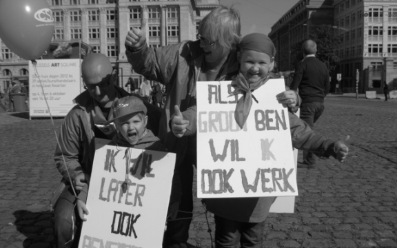 Nuna, 8 jaar, en Joppe, 4 jaar, waren er al vroeg bij. Ook zij willen degelijk werk en een eerlijk pensioen voor mama Valerie en papa Dave en voor alle mensen