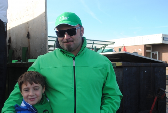 Salvatore, 36 jaar, werkt 20 jaar in buitenbedrijf ISS, met zoontje Francesco “ISS doet de schoonmaak van onderdelen en machines bij Ford Genk. Wij werken met ongeveer 100 personen in deze fabriek, dus ook op ons bedrijf heeft de sluiting serieuze impact. Op dit moment zijn wij ook economisch werkloos; als de band hier stil ligt, liggen wij ook stil. Ik had het wel zien aankomen, eigenlijk gaan er al sinds 2003 geruchten dat het hier slecht gaat, vooral bij de buitenbedrijven”.