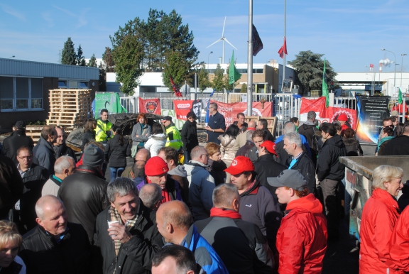 Tot aan het einde van de economische werkloosheid op 13 november bij het sluitende Ford Genk staat aan de poorten van de fabriek een solidariteitspiket. Volgens Ronny Mouton (ABVV) zijn er dagelijks gemiddeld 200 mensen aanwezig, vooral werknemers van Ford Genk. DeWereldMorgen.be ging de 350 steunbetuigingen die we verzamelden ophangen en sprak met de mensen aan het piket, om zo een stem te geven aan de getroffen werknemers.