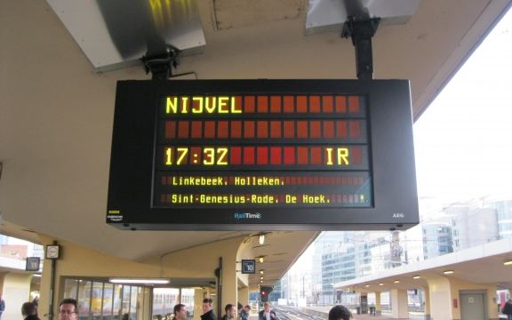 Van Brussel-Noord tot in De Hoek (ja, zo heet mijn station inderdaad). Een halfuur op de trein, in de eerste wagon, altijd zitplaats over, nog acht minuten te voet en ik ben thuis. Zelfs buiten de spitsuren doe ik het met de auto nooit in minder dan een uur.