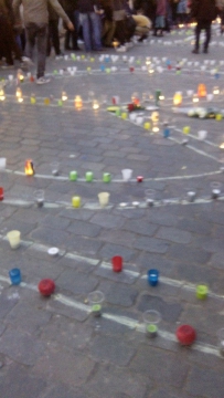 Lichtjes voor vrede en verdraagzaamheid op he gemeenteplein van Molenbeek