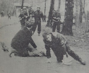 Theo Van Hecken ligt neer met een kogel in de rug. Antonio Arcila valt neer met een kogel in het linkerbeen