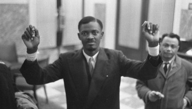 De 35-jarige Patrice Lumumba toont in januari 1960 zijn verwonde polsen, na zijn vrijlating uit de gevangenis. Zes maand later is hij eerste minister. Een jaar later wordt hij vermoord