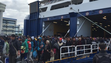 Vluchtelingen stappen uit de ferry in de haven van Piraeus
