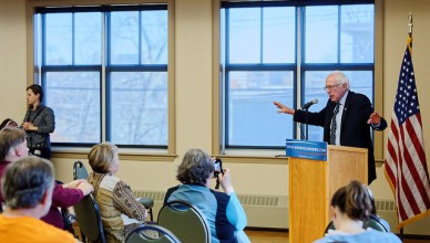 Bernie Sanders spreekt senioren toe in New Hampshire