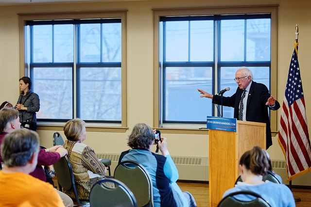 Bernie Sanders spreekt senioren toe in New Hampshire