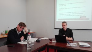 11.11.11-secretaris-generaal Bogdan Vandenberghe (rechts) en medewerker Jan Vande Poel stellen hun rapport voor