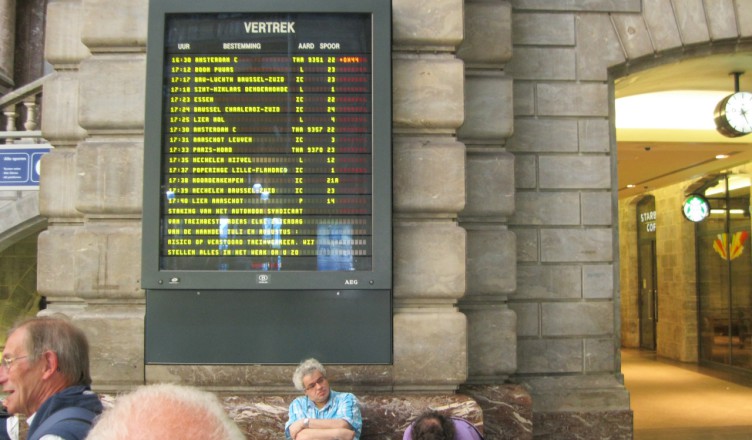 Uurrooster in de grote hall van Antwerpen-Centraal