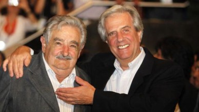 Uittredend president José Mujica (links) met opvolger Tabaré Vázquez na diens verkiezingsoverwinning begin 2015