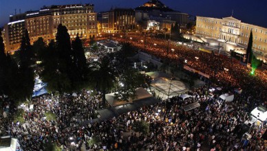 100.000 Grieken betoogden op 29 mei 2011 op het Syntagmaplein in Athene tegen de maatregelen van de trojka. Het ergste moest nog komen