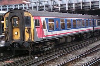 Een wagon van British Rail uit de jaren 1950, herschilderd in de kleuren van het privé-bedrijf Network South East, rijdt nog steeds vanuit het Londense Victoria Station