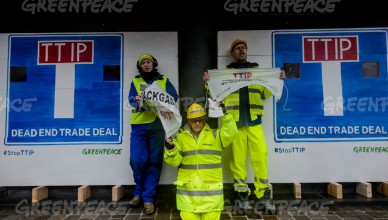 Greenpeace activisten blokkeerden de ingang van het gebouw in Brussel waar de onderhandelingen over het TTIP-akkoord tussen de EU en de VS doorgaan