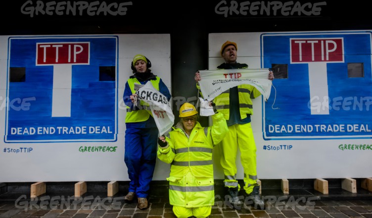 Greenpeace activisten blokkeerden de ingang van het gebouw in Brussel waar de onderhandelingen over het TTIP-akkoord tussen de EU en de VS doorgaan