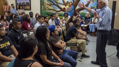 Bernie Sanders spreekt studenten toe in de Stad Des Moines in Iowa