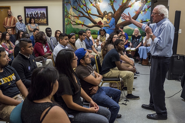 Bernie Sanders spreekt studenten toe in de Stad Des Moines in Iowa