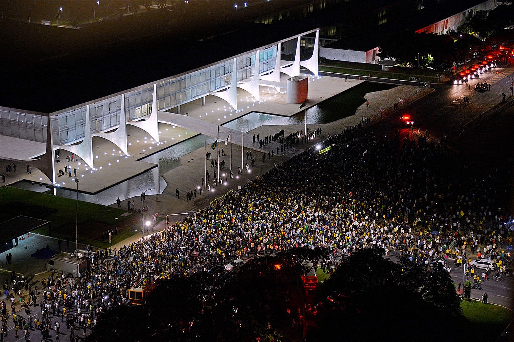 Duizenden betogers tegen de benoeming van Lula da Silva verzamelden op 16 maart voor het presidentieel paleis