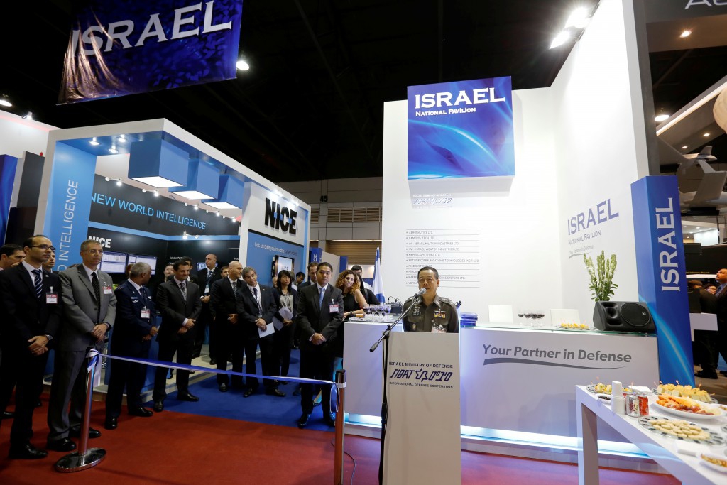 Een Israëlische militair promoot NICE, een bedrijf gespecialiseerd in stemherkenning, telefoonopnames, e-mailtaps op een beurs in Glasgow