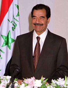 Militair dictator van Irak Saddam Hoessein was van 1979 tot 1991 een westers bondgenoot. Met de invasie van Koeweit in 1991 overspeelde hij zijn hand en werd prompt 'het grootste gevaar voor de wereldvrede'
