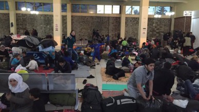 Terminal E2. Ook hier honderden vluchtelingen zonder enige voorziening