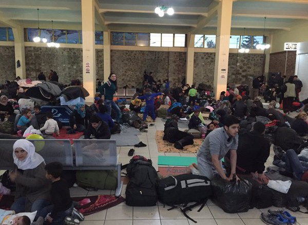 Terminal E2. Ook hier honderden vluchtelingen zonder enige voorziening
