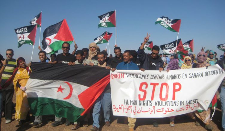 Betoging in het vrije gedeelte van de Westelijke Sahara. In het bezette gedeelte en in Marokko zelf staat op deelname aan dergelijke betogingen jarenlange gevangenisstraf