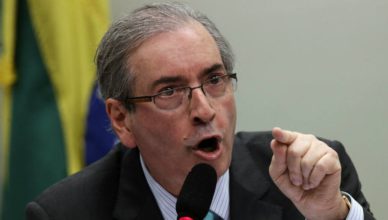 Eduardo Cunha, voorzitter van de Kamer van Volksvertegenwoordigers is betrokken bij corruptie in Petrobras, heeft Zwitserse rekeningen én staat op de lijst van de Panama Papers. Hjj leidt de strijd tegen president Dilma Rousseff.