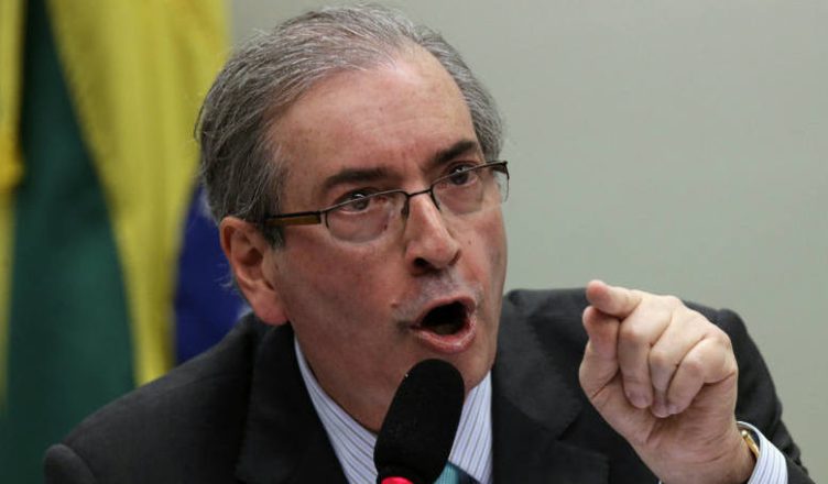 Eduardo Cunha, voorzitter van de Kamer van Volksvertegenwoordigers is betrokken bij corruptie in Petrobras, heeft Zwitserse rekeningen én staat op de lijst van de Panama Papers. Hjj leidt de strijd tegen president Dilma Rousseff.