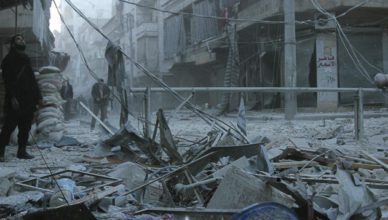 Een straat in de Syrische stad Aleppo na een aanval met vaatbommen in februari 2014