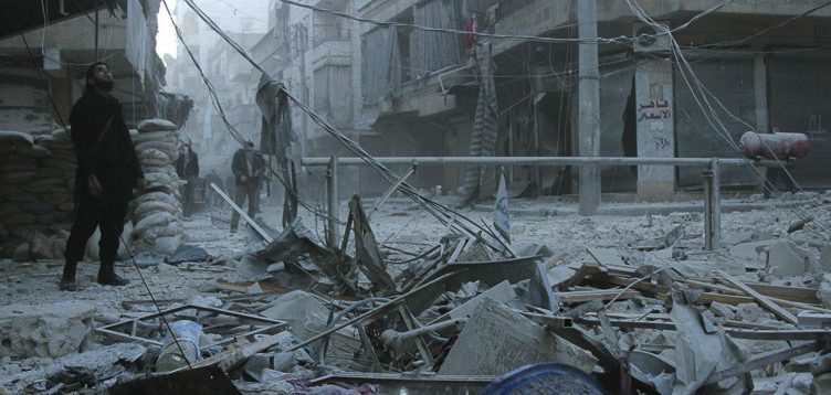 Een straat in de Syrische stad Aleppo na een aanval met vaatbommen in februari 2014