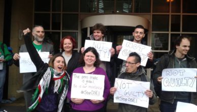 De acht vrijgesproken vredesactivisten verlaten de rechtbank in Londen