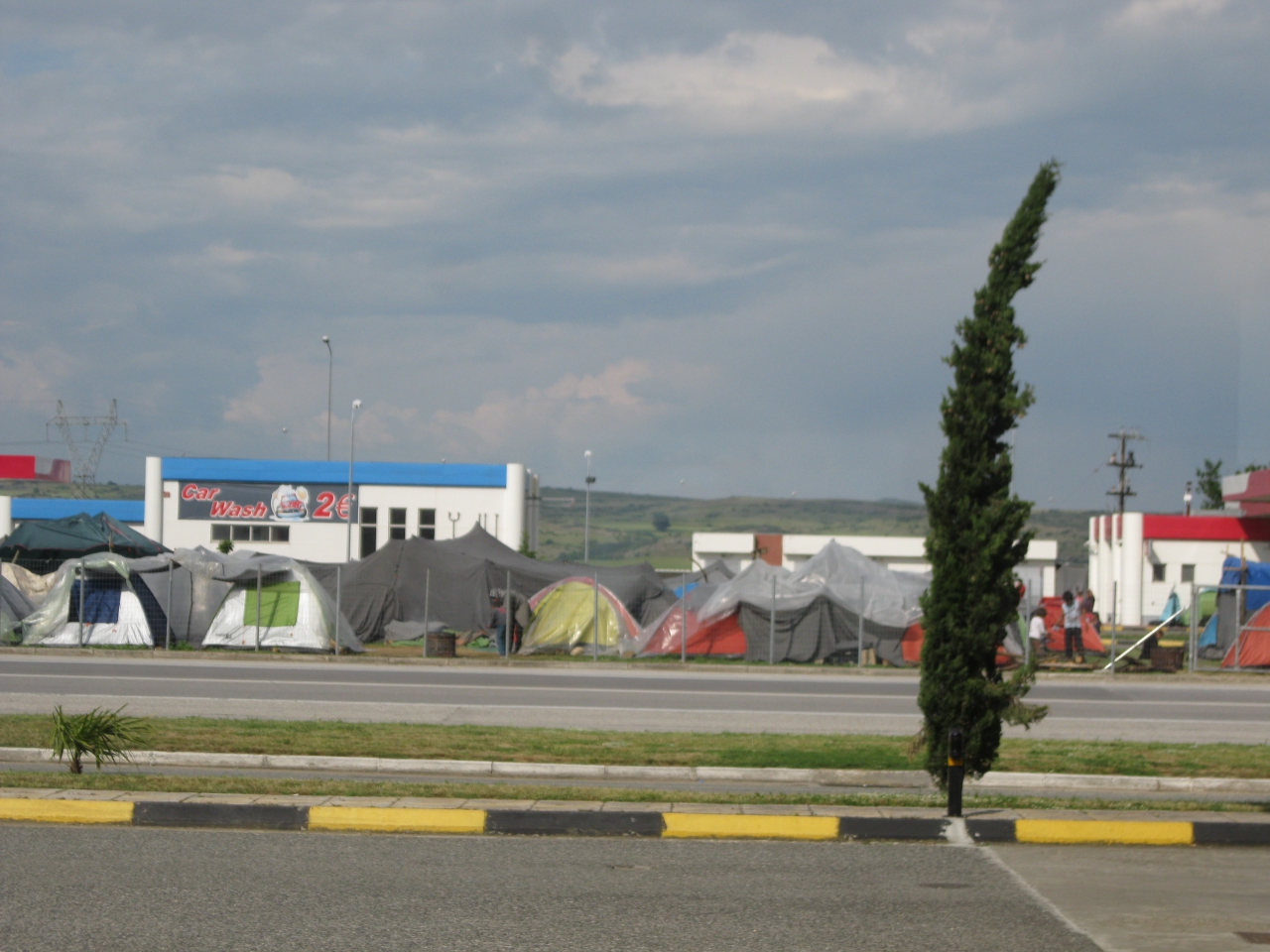 Het kamp van Polykastro, op de site van een wegrestaurant naast de autostrade naar Thessaloniki