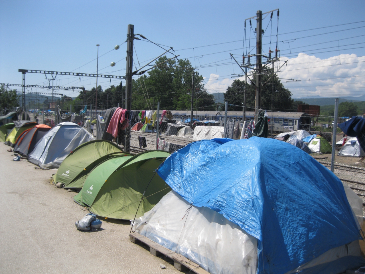 Slapen naast het treinstation van Idomeni, wachtend op een 'trein' naar het noorden